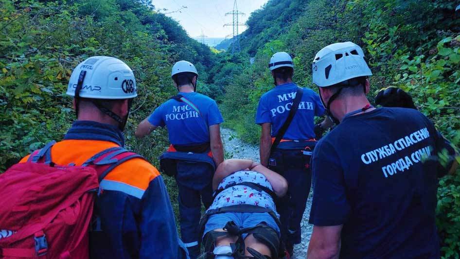 Сочинские спасатели эвакуировали пенсионерку с тремя детьми из Свирского ущелья