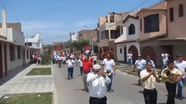 Moisés Arias y Luis Carlos Santa María recorriendo las calles de Víctor Larco