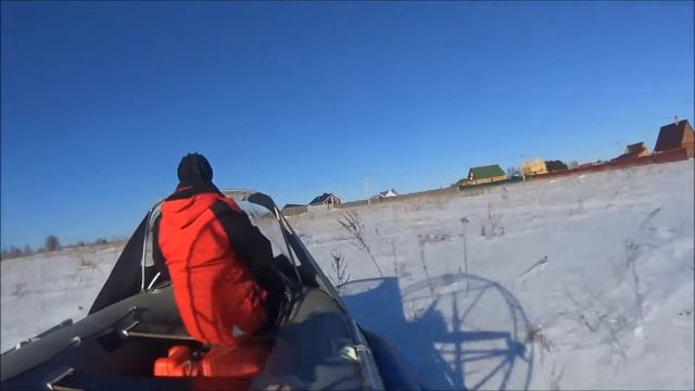 по полю снег плотный неглубокий  СВП Бриз 380 / Hovercraft  Breeze