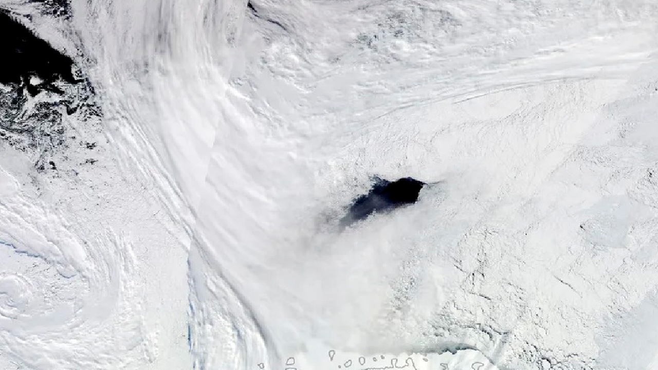 Ученые раскрыли тайну образования гигантской дыры во льдах Антарктиды