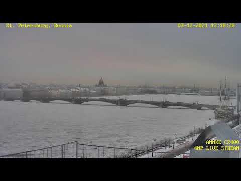 Зимний день снег в Санкт-Петербурге Петроградская набережная, крейсер Аврора, река Нева