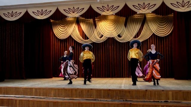 Мексиканский танец. Танцевальный коллектив 3 курса.