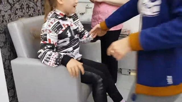 Кате прокалывают ушки 21.07.20