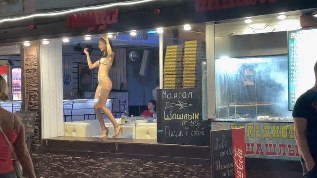 Сочи Лазаревское ох что творится на набережной, что она творит просто жара ?