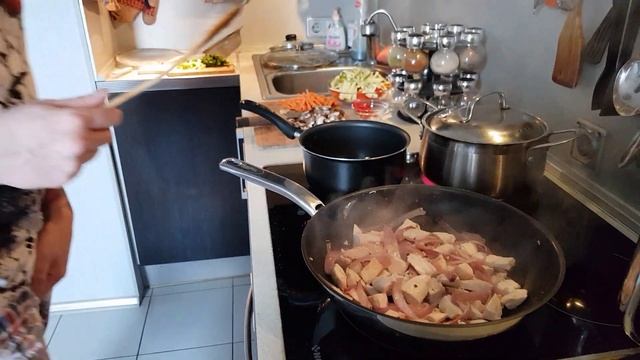 Вкусный вок с рисом курицей и овощами  Быстро и не вредно!