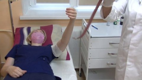 Наложение кровооставливающего жгута на верхнюю конечность.