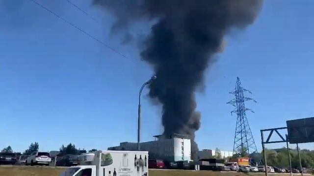 На юге Москвы горит производственное здание