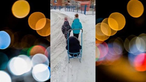 Валя Яна и Даша зимой, на санках видео для Малышей.