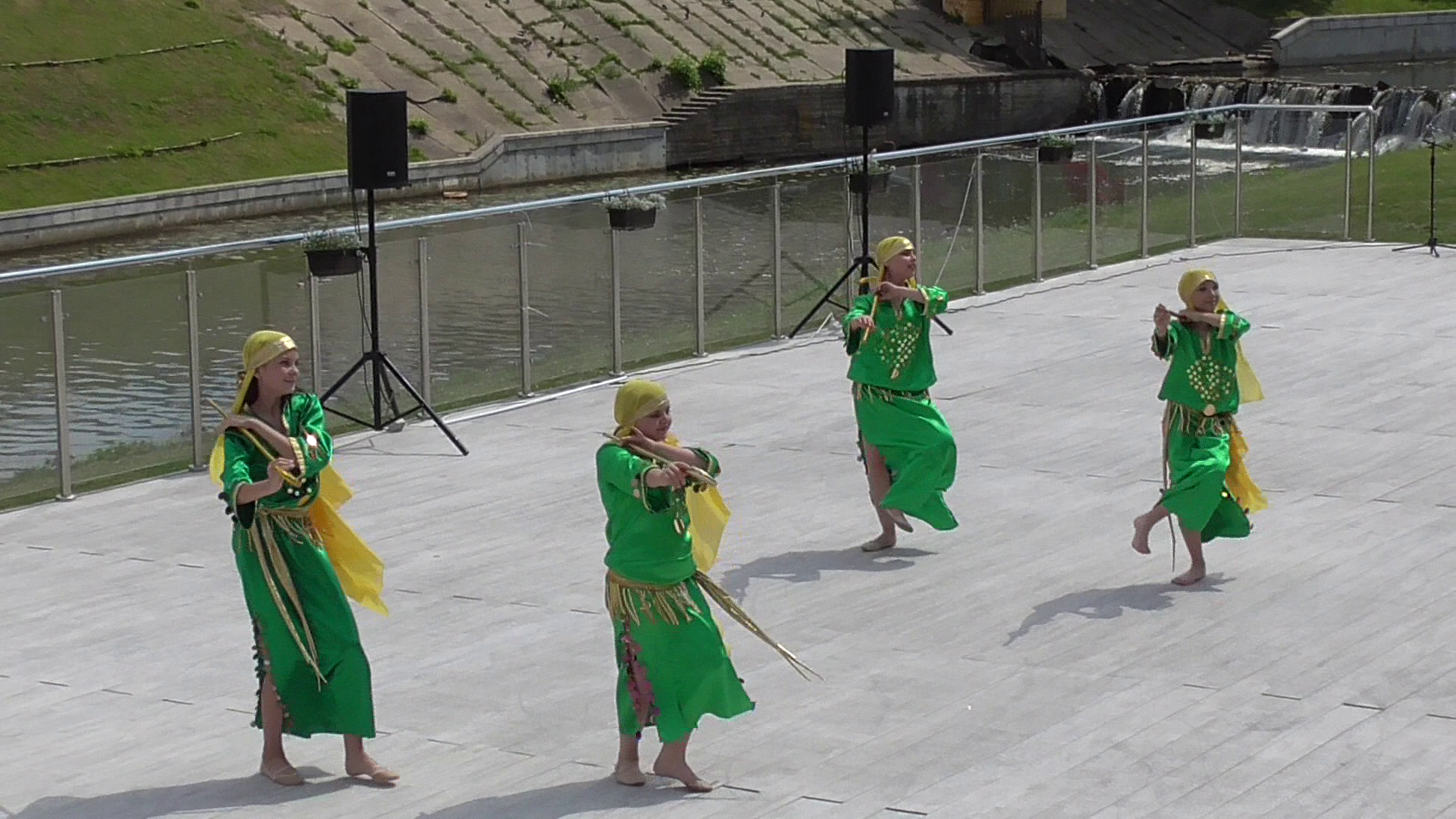 Четыре девушки танцуют восточный арабский танец