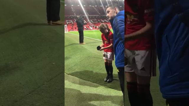 Заботливый Дэниел Джэймс 👏Игрок Манчестер Юнайтед отдал свои перчатки девочке