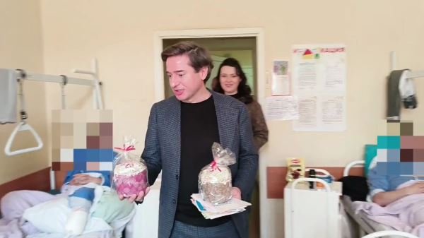 Волонтёры «Единой России» ЦАО вместе с актёрами театра и кино поздравили бойцов с Пасхой в госпитале