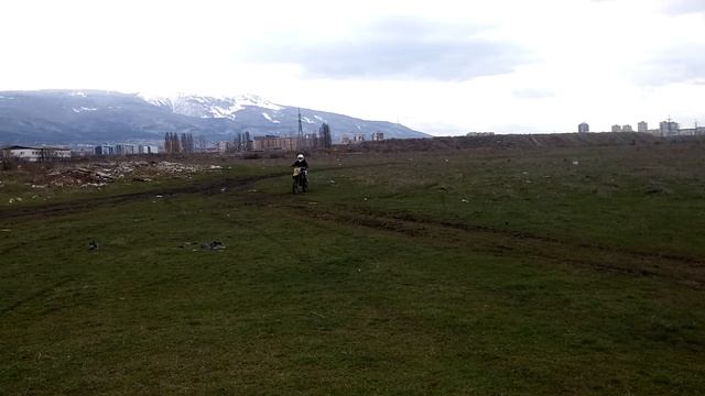 We,riding suzuki rm 125.