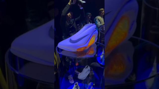 Компания Nike представила в Париже коллекцию обуви. В дизайне обуви использовали AI