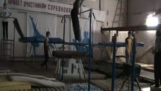 Соскок с больших оборотов двойным сальтом вперёд