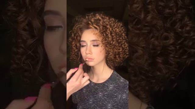 Кудрявая девочка