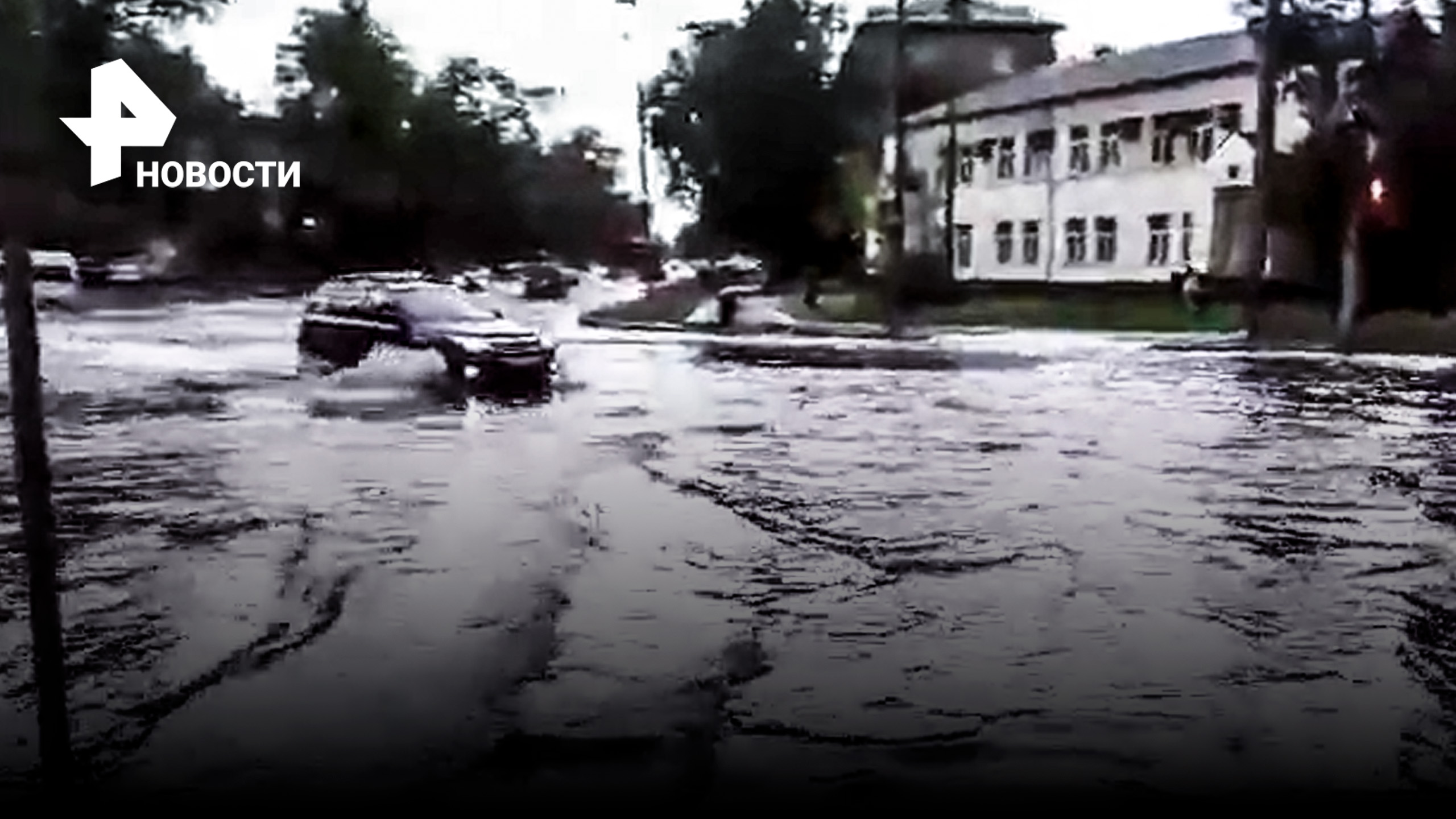 Машины плывут по дорогам: сильный ливень затопил Нижний Новгород / РЕН Новости
