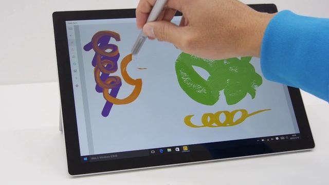 Windows 10標準アプリ「Fresh Paint」でSurface Pro 4のペンの書き味を試す様子