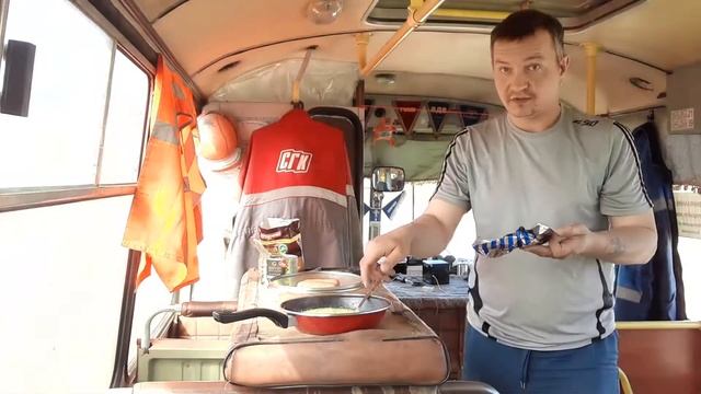 Пюре картофельное сосисками и зелёным горошком,51й день вахты! У нас проблемы Хьюстон!
