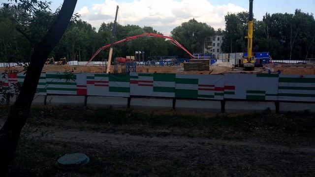Котлован на Каспийской улице за домом 28к3