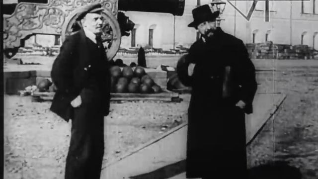 В.И. Ленин гуляет по территории Кремля, беседует с В.Д. Бонч-Бруевичем (немая кинохроника, 1918 г.).