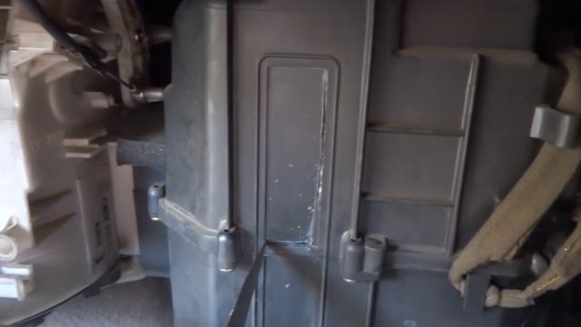 Установка салонного фильтра тем у кого его нету вообще на Mazda Demio
