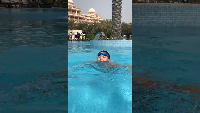 Плаваю под водой