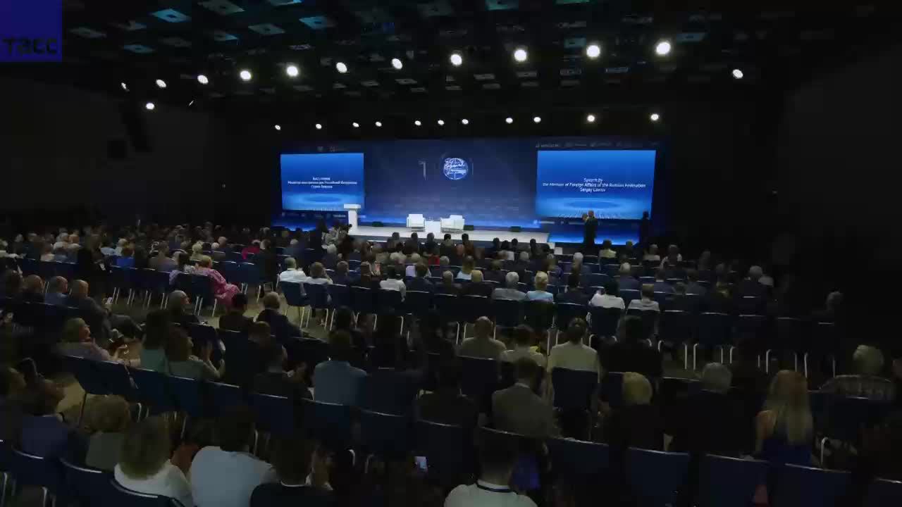 Лавров принимает участие в международном форуме "Примаковские чтения"