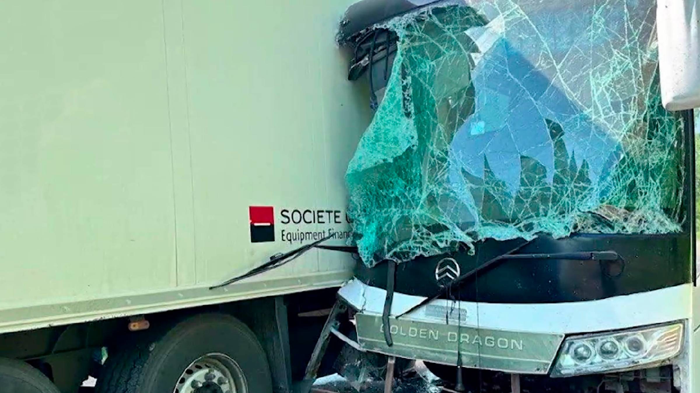 Пассажирский автобус врезался в грузовик. Жертвами ДТП стали 17 человек в Кузбассе