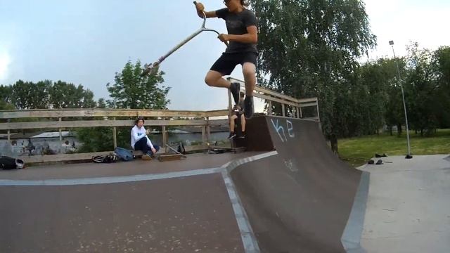 групповуха на самокате, трюки в дорожку или паровоз