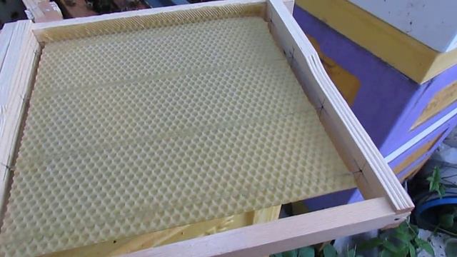 перевожу пчел на ячейку 4,6 - 5,0 мм, часть 76, ставлю на отстройку рамки с вощиной для мининуков