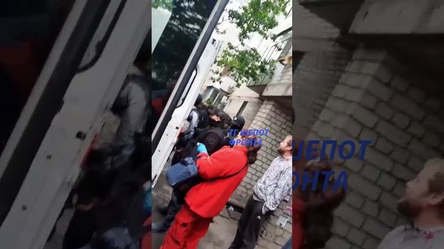 Запорожье полиция и ТЦКшники совместно избили бедолагу, который не хотел садится в автобус
