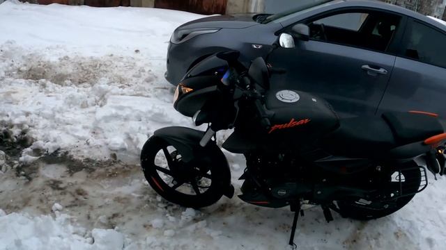 Прогреваю Bajaj Pulsar 180 готовлюсь к установке дополнительной фары и GPS-трекера.