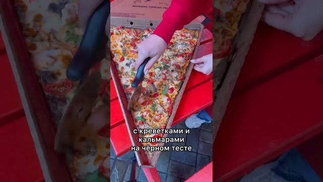 Где съесть гигантскую пиццу в Санкт-Петербурге? 🍕
