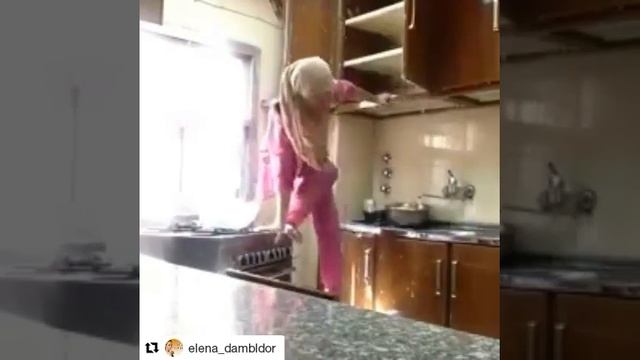 Дура моет кухню
