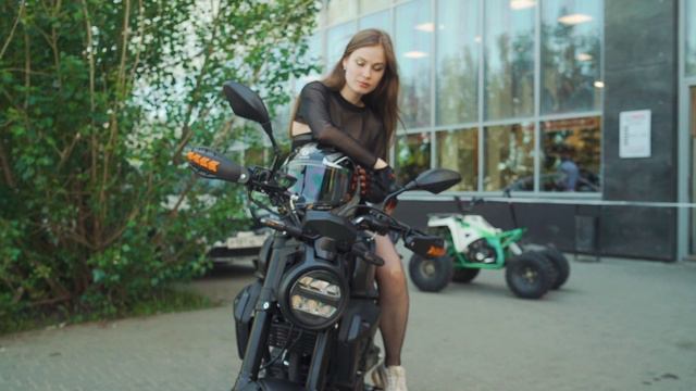 Девушка и мотоцикл HIRO 250.