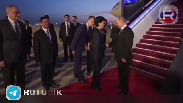 Путин прибыл в Китай - Кадры из аэропорта в Пекине