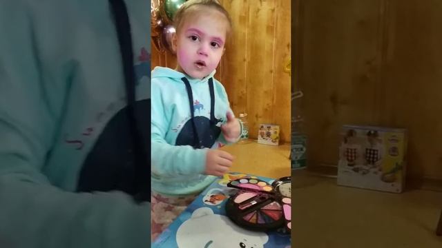 Алине подарили детскую косметику