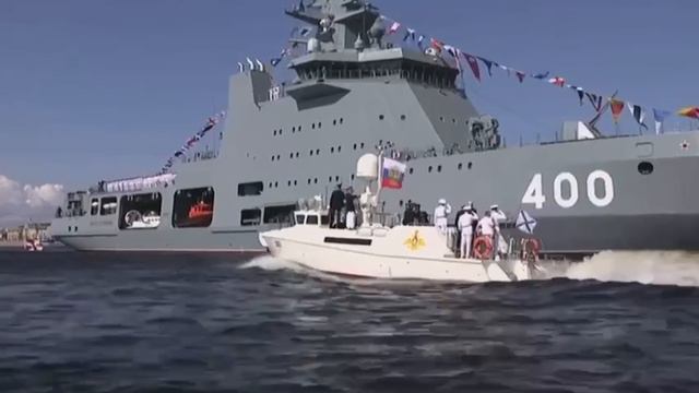 Владимир Путин приветствует участников главного военно-морского парада в Санкт-Петербурге.