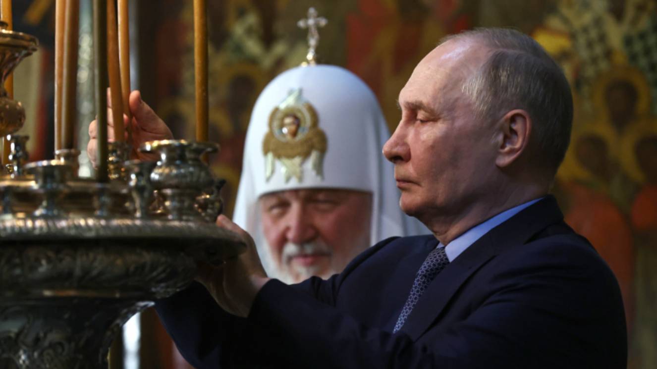 Икону вернули домой: Путин поклонился «Святой Троице» в Лавре