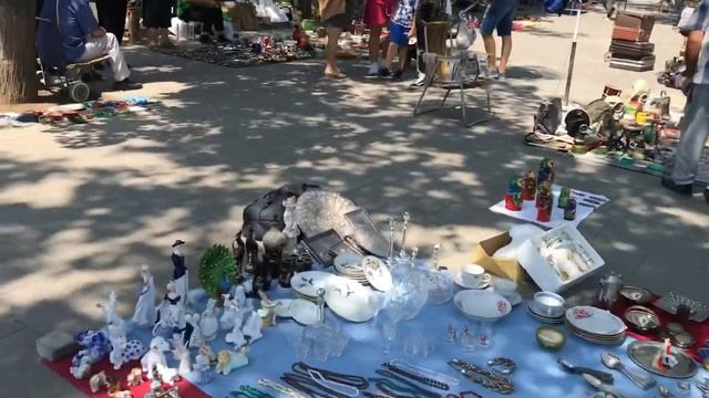 Блошиный рынок в Тбилиси. Антиквариат советских времён, бюстики Сталина за 200 $ и ложечки по 250