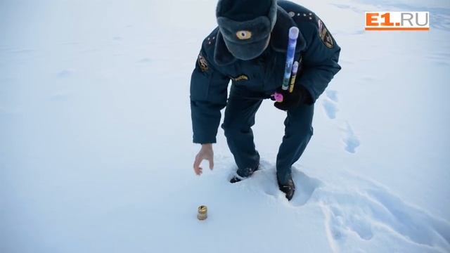 Сотрудник МЧС демонстрирует, как безопасно устраивать салюты