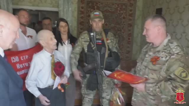 В Мариуполе полицейские Ленобласти поздравили ветерана с Днем Победы