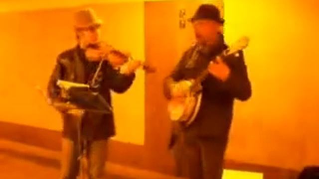 Sidewalk Entertainers (Banjo 'n violin)- Lady Be Good.mp4