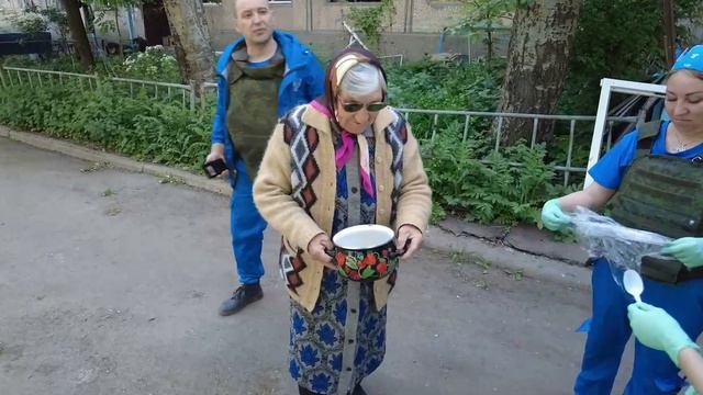 Добровольцы Гумкорпуса раздают горячее питание жителям Авдеевки
