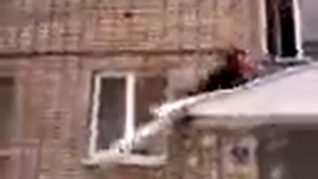 Дурак упал с подъездного козырька