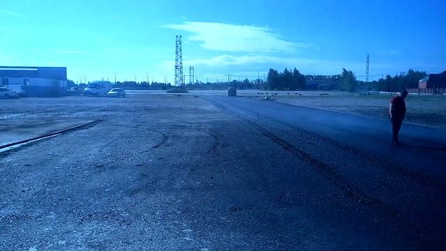 Загрузка асфальтобетонной смеси в асфальтоукладчик - асфальтирование в Московской области - цена