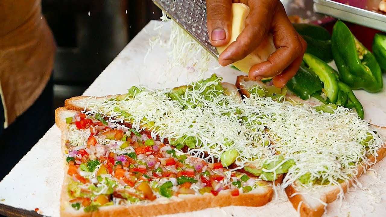 Индийская уличная еда - сверх быстрый сэндвич человек Индия