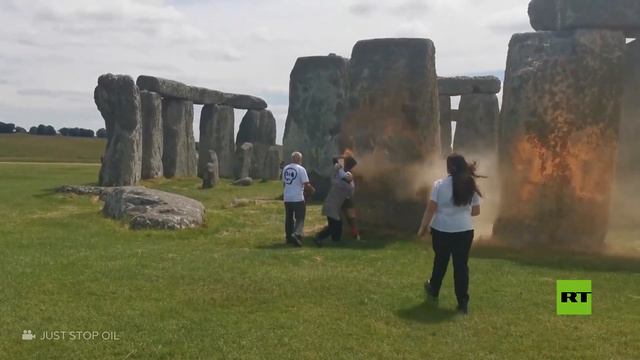 نشطاء يرشون صخور ستونهنج الأثرية بالطلاء في بريطانيا