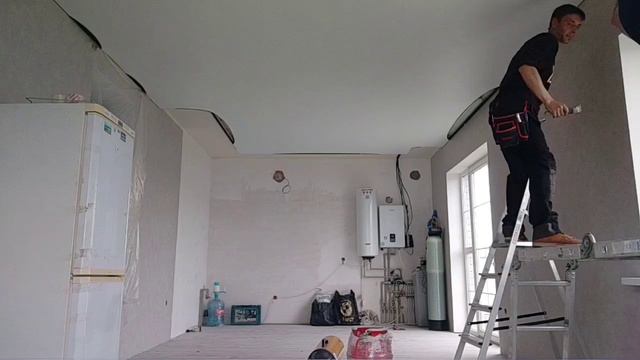 Помогаю мастеру монтировать натяжной потолок.