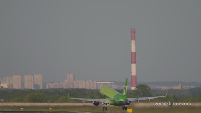 Эмбраер E170 авиакомпании S7 Airlines взлетает из аэропорта Толмачево.